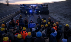 Un gendarme s'entretient avec des agriculteurs alors qu'ils sont empêchés d'entrer dans Toulouse dans le cadre de leur mouvement de protestation visant à défendre leur profession et à dénoncer la gestion de la crise agricole par le gouvernement, près de Leguevin, le 7 janvier 2026. ( AFP / Ed JONES )