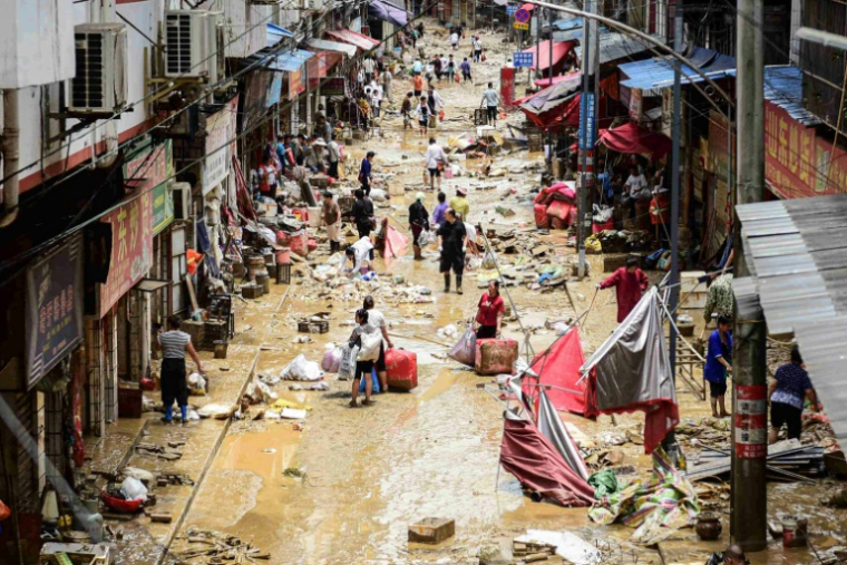 Des personnes dans une zone touchée par les inondations à Congjiang, dans la province du Guizhou, le 25 juin 202 5dans le sud-ouest de la Chine ( AFP / STR )