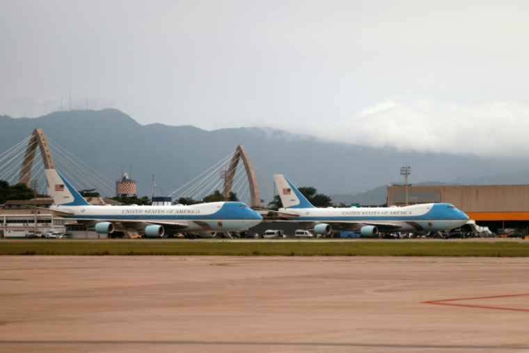 Les deux Boeing qui transportent le président américain sur le tarmac de l'aéroport de Rio de Janeiro, le 19 novembre 2024 ( AFP / Ludovic MARIN )