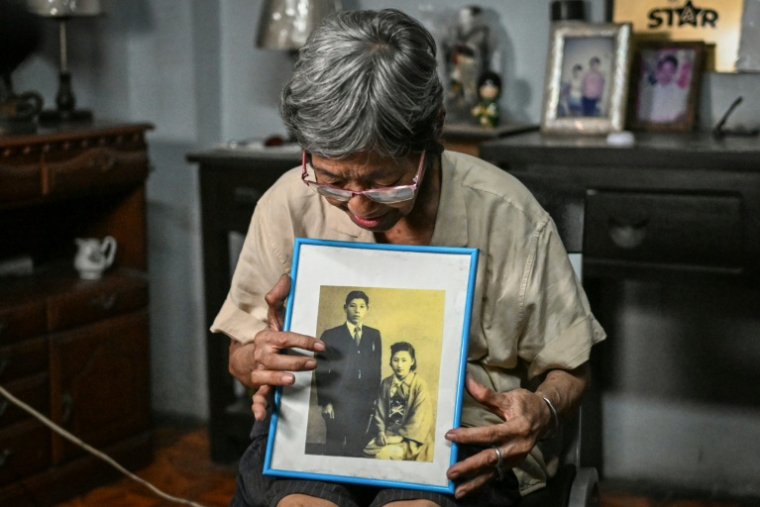 Maria Corazon Nagai montre une photo de son père, Tokuhiro Nagai, chez elle à Manille, le 8 août 2025 ( AFP / Jam STA ROSA )