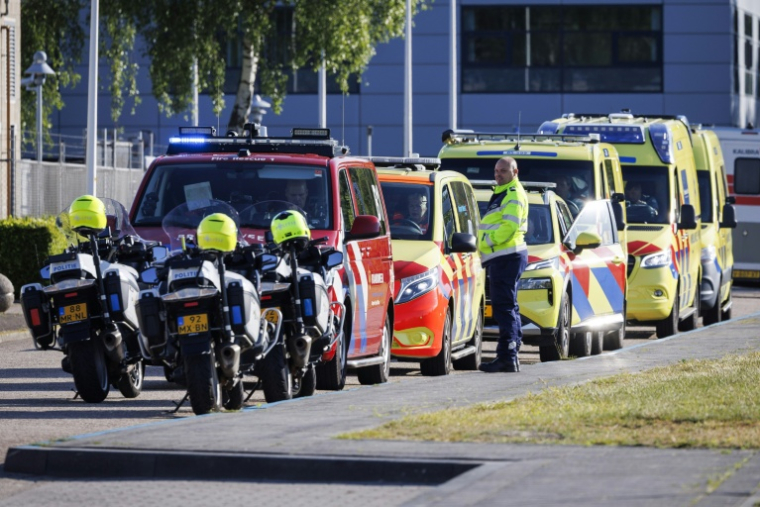 Des équipes médicales et des ambulances attendent l'arrivée d'un deuxième avion médicalisé transportant des passagers soupçonnés d'être infectés par l'hantavirus à bord du navire de croisière MV Hondius, le 7 mai 2026 à l'aéroport de Schiphol, près d'Amsterdam, aux Pays-Bas ( ANP / Michel van BERGEN )