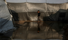Un enfant dans un camp de tentes inondé dans le quartier de Zeitoun à Gaza-ville, après le passage de la tempête Byron le 11 décembre 2025 ( AFP / Omar AL-QATTAA )