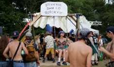 Des participants à une free party sur un site militaire à Cornusse, près de Bourges, le 2 mai 2026 ( AFP / Kenzo TRIBOUILLARD )