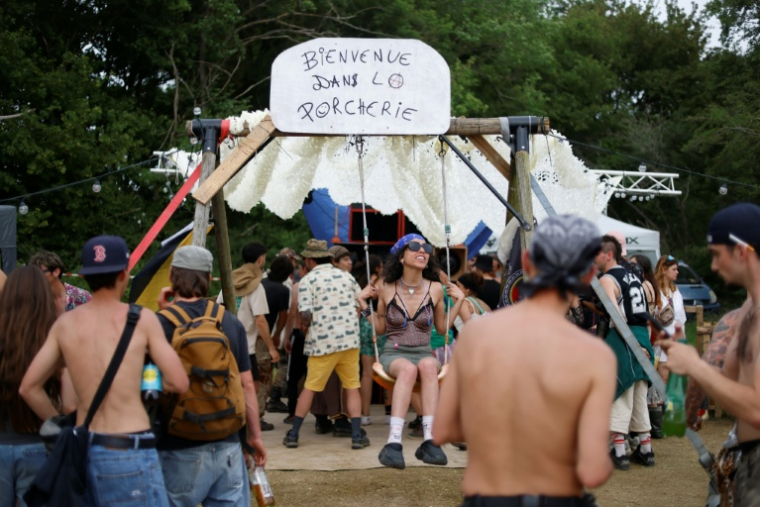 Des participants à une free party sur un site militaire à Cornusse, près de Bourges, le 2 mai 2026 ( AFP / Kenzo TRIBOUILLARD )