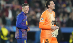 Szczesny et Lewandowski font semblant de se battre à l’entraînement
