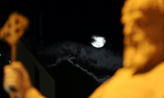 La lune est visible derrière une statue du tsar Samouil, l'un des derniers souverains bulgares avant la domination byzantine, au centre de Skopje, en Macédoine du Nord, le 25 mai 2013 ( AFP / ROBERT ATANASOVSKI )