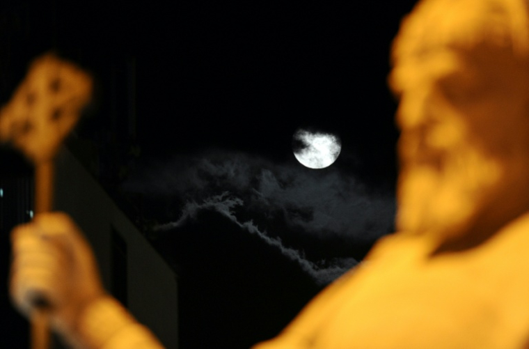 La lune est visible derrière une statue du tsar Samouil, l'un des derniers souverains bulgares avant la domination byzantine, au centre de Skopje, en Macédoine du Nord, le 25 mai 2013 ( AFP / ROBERT ATANASOVSKI )