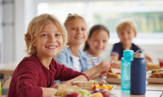Manger moins de produits ultratransformés et moins de viandes, mais aussi plus varié et des produits issus d’une agriculture regénérant le vivant est à la fois bon pour notre santé et pour l’environnement. (crédit: Adobe Stock/photo générée par IA)