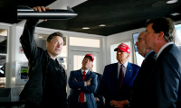 Elon Musk (g) et le président élu américain Donald Trump (3e g) dans une salle de contrôle avant le lancement d'un vol d'essai de la fusée Starship de SpaceX, le 19 novembre 2024 à Brownsville, au Texas ( Getty / Brandon Bell )