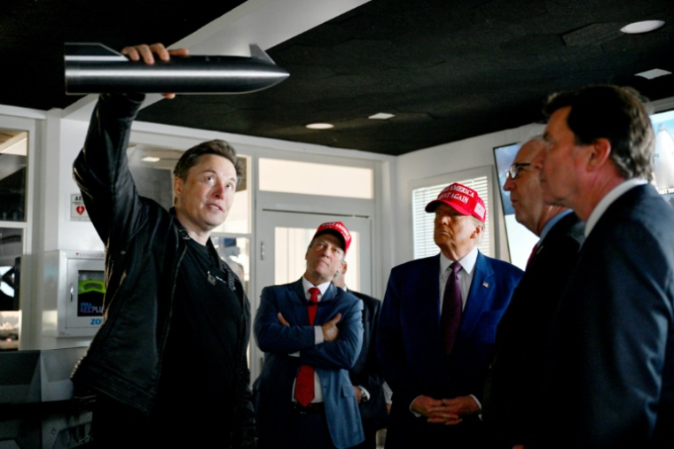 Elon Musk (g) et le président élu américain Donald Trump (3e g) dans une salle de contrôle avant le lancement d'un vol d'essai de la fusée Starship de SpaceX, le 19 novembre 2024 à Brownsville, au Texas ( Getty / Brandon Bell )