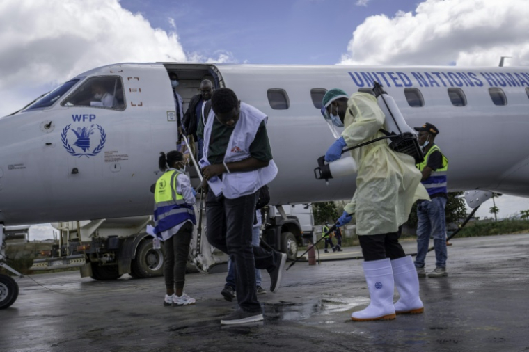 Un agent de santé décontamine les chaussures d'un passager à l'aéroport de Bunia, lors de l'épidémie d'Ebola dans l'est de la RDC, le 3 juin 2026 ( AFP / GLODY MURHABAZI )