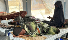Des malades du choléra reçoivent des soins dans un centre spécialisé des camps de réfugiés de l'ouest du Soudan, à Tawila le 12 août 2025 ( AFP / - )