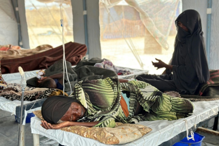 Des malades du choléra reçoivent des soins dans un centre spécialisé des camps de réfugiés de l'ouest du Soudan, à Tawila le 12 août 2025 ( AFP / - )