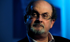 SALMAN RUSHDIE PLACÉ SOUS ASSISTANCE RESPIRATOIRE APRÈS AVOIR ÉTÉ POIGNARDÉ AUX ETATS-UNIS