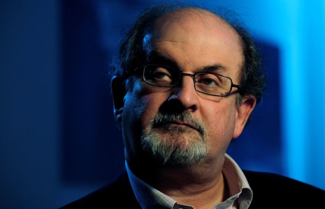 SALMAN RUSHDIE PLACÉ SOUS ASSISTANCE RESPIRATOIRE APRÈS AVOIR ÉTÉ POIGNARDÉ AUX ETATS-UNIS