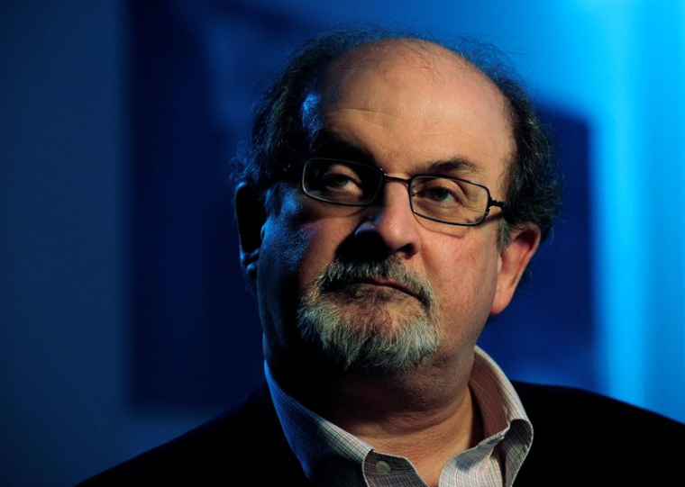 SALMAN RUSHDIE PLACÉ SOUS ASSISTANCE RESPIRATOIRE APRÈS AVOIR ÉTÉ POIGNARDÉ AUX ETATS-UNIS