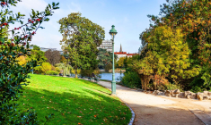 Situé au sud de Paris dans le 14e arrondissement, Montsouris est un charmant parc aux verdoyantes pelouses et aux arbres centenaires. crédit photo : Shutterstock