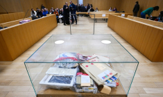 Photo de la salle de la cour d'assises des Landes de Mont-de-Marsan où s'est ouvert le procès d'une mère accusée d'avoir empoisonné ses filles aux médicaments le 24 novembre 2025 ( AFP / Gaizka IROZ )