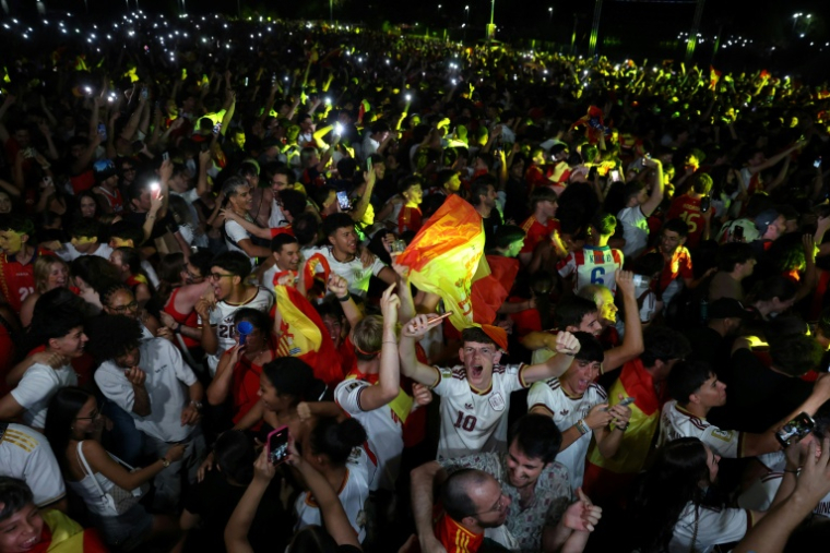 La joie des supporters espagnols à Madrid, après la qualification de leur sélection en finale du Mondial, le 14 juillet 2026 ( AFP / Pierre-Philippe MARCOU )