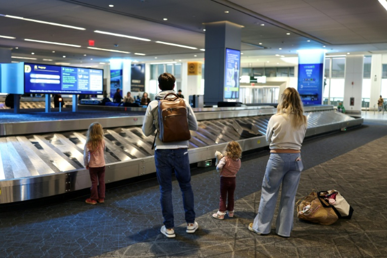 L'Europe va ainsi interdire d'imposer aux parents qui veulent voyager à côté de leurs enfants mineurs de payer pour être certains d'être assis ensemble ( AFP / CHARLY TRIBALLEAU )