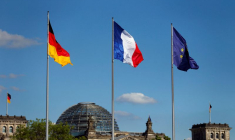 Les drapeaux de l'Allemagne, de la France et de l'Union européenne devant la Chancellerie allemande