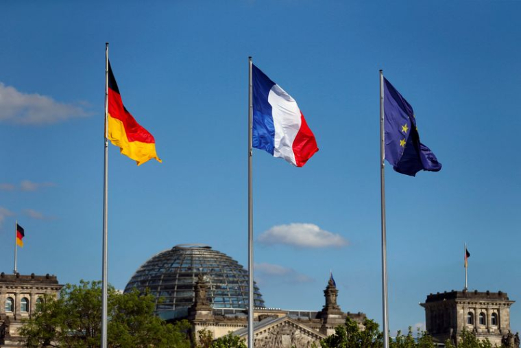 Les drapeaux de l'Allemagne, de la France et de l'Union européenne devant la Chancellerie allemande