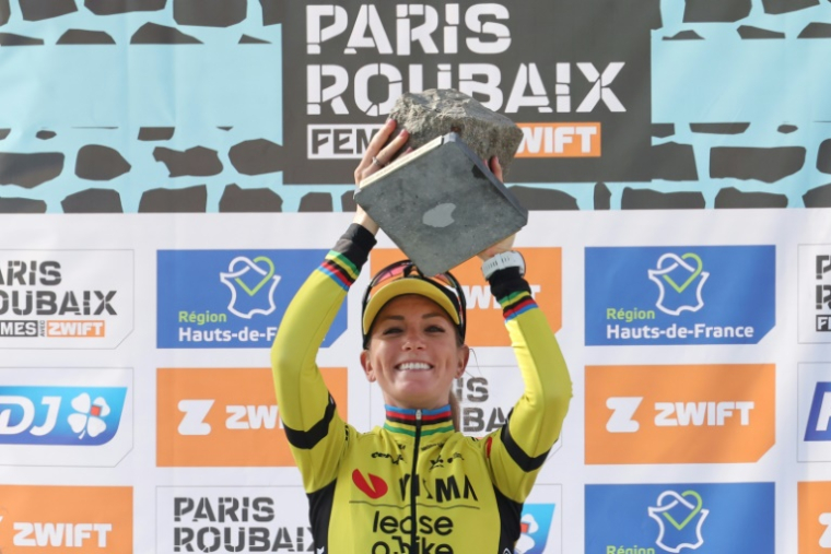 La Française Paulien Ferrand-Prévot brandit le trophée de Paris-Roubaix, le 12 avril 2025 ( AFP / Francois LO PRESTI )