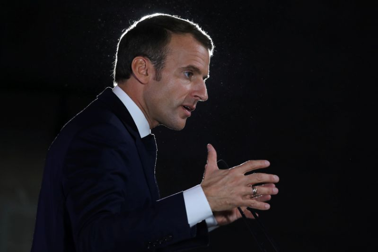 MACRON ENTAME SON ENTRETIEN AVEC POUTINE EN ESPÉRANT "ÉVITER LA GUERRE"