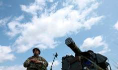 Photo d'archives: Des militaires ukrainiens d'une unité de défense aérienne utilisent un système de défense aérienne portable suédois RBS 70 pendant leur quart de combat dans la région de Kiev