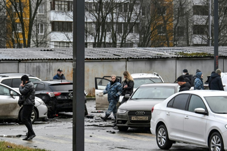 Des policiers et enquêteurs sur le site de l'explosion d'une voiture qui a tué un général russe, le 22 décembre 2025 à Moscou ( AFP / Alexander NEMENOV )