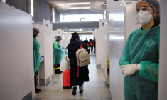 Des tests sont pratiqués à l'aéroport de Roissy-Charles de Gaulle (illustration) ( AFP / JULIEN DE ROSA )