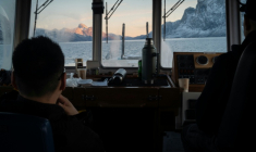 Photo prise le 12 février 2026 montrant la vue depuis un bateau faisant la navette entre Nuuk, la capitale du Groenland, et Kapisillit ( AFP / Florent VERGNES )