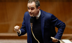 Sébastien Lecornu prononce un discours à l'Assemblée nationale à Paris