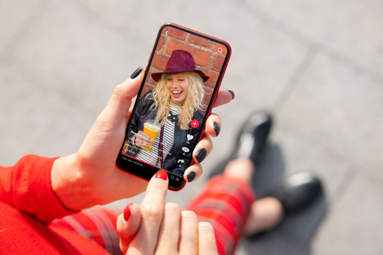 Le format des lives sur TikTok vise à maximiser l’attention des jeunes. (crédit: Adobe Stock)