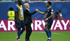 Le sélectionneur Didier Deschamps et son capitaine Kylian Mbappé après la défaite dans le match pour la 3e place de la Coupe du monde entre la France et l'Angleterre à Miami le 18 juillet 2026 ( AFP / ROBERTO SCHMIDT )
