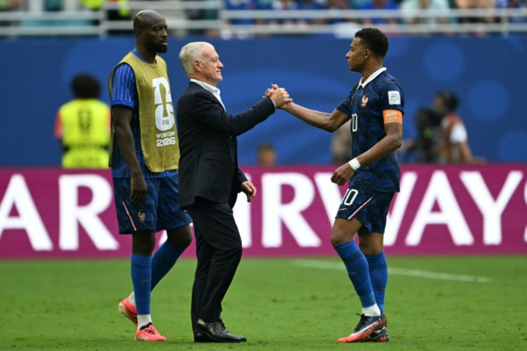 Le sélectionneur Didier Deschamps et son capitaine Kylian Mbappé après la défaite dans le match pour la 3e place de la Coupe du monde entre la France et l'Angleterre à Miami le 18 juillet 2026 ( AFP / ROBERTO SCHMIDT )
