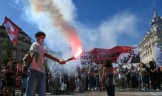 Un manifestant allume une fusée éclairante lors de la journée de grève et de manifestations dans toute la France à l'appel des syndicats, pour un autre budget, à Montpellier le 18 septembre 2025 ( AFP / Sylvain THOMAS  )