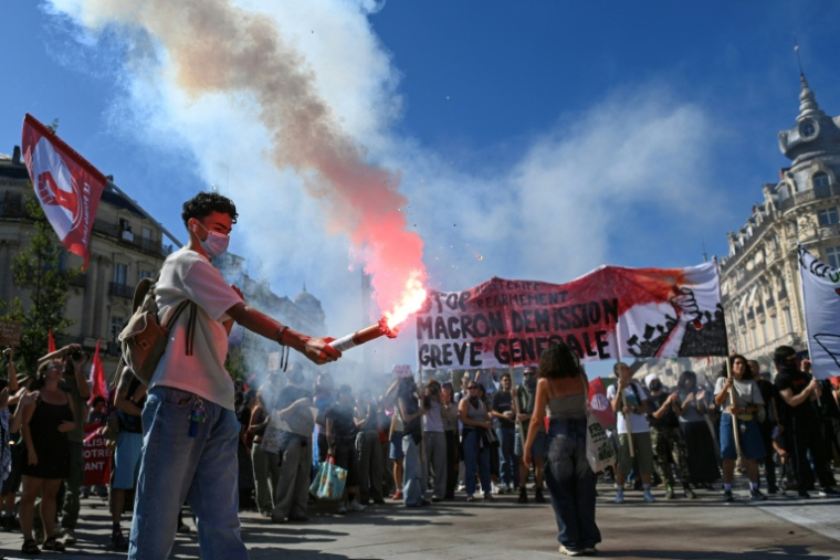 Un manifestant allume une fusée éclairante lors de la journée de grève et de manifestations dans toute la France à l'appel des syndicats, pour un autre budget, à Montpellier le 18 septembre 2025 ( AFP / Sylvain THOMAS  )