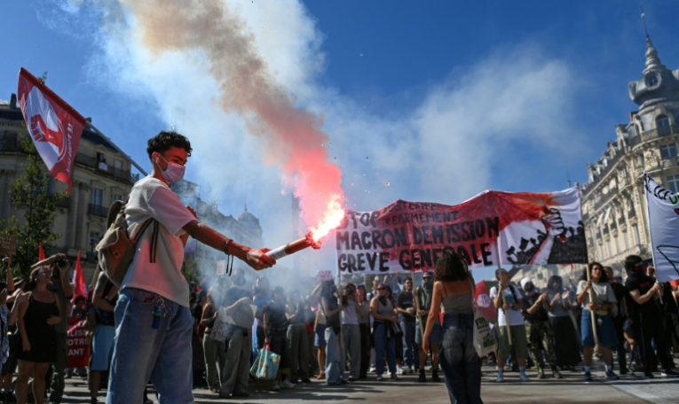 Un manifestant allume une fusée éclairante lors de la journée de grève et de manifestations dans toute la France à l'appel des syndicats, pour un autre budget, à Montpellier le 18 septembre 2025 ( AFP / Sylvain THOMAS  )