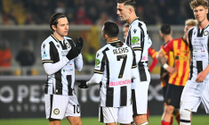 Lorenzo Lucca vole un penalty à Florian Thauvin, son coach le sort juste après