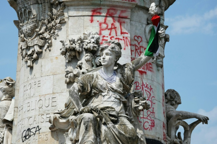 La statue de la République taguée après des manifestations en soutien aux Palestiniens à Gaza, place de la République à Paris, le 14 juin 2025 ( AFP / Thomas SAMSON )