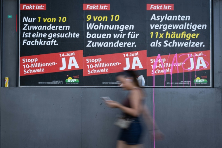 Affiches électorales à Zurich avant le référendum sur l'immigration, le 28 mai 2026 ( AFP / SEBASTIEN BOZON )