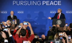Donald Trump et Vladimir Poutine à Anchorage, en Alaska, le 15 août 2025 ( AFP / Drew ANGERER )