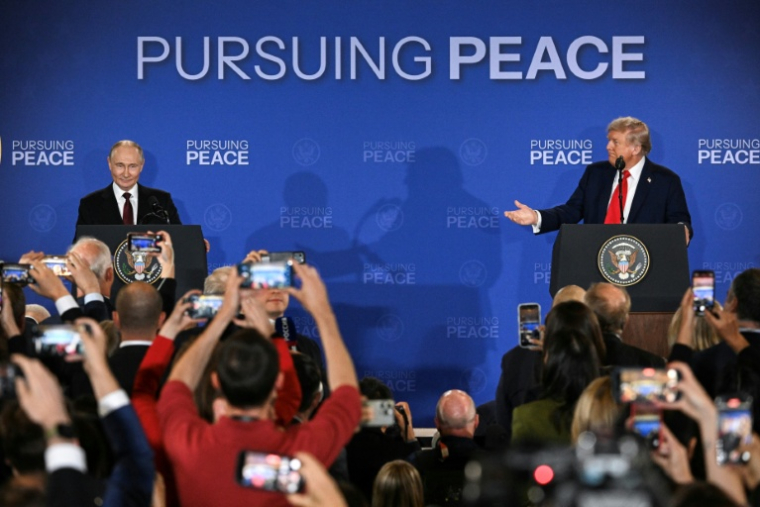 Donald Trump et Vladimir Poutine à Anchorage, en Alaska, le 15 août 2025 ( AFP / Drew ANGERER )