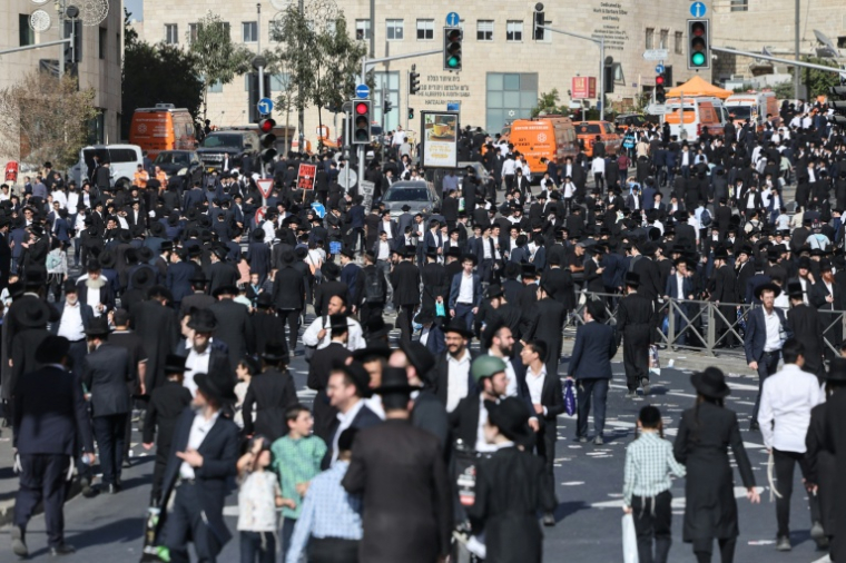 Des juifs ultra-orthodoxes se rassemblent dans la rue à Jérusalem, le 30 octobre 2025, pour protester contre la conscription, dont ils sont exemptés ( AFP / Ahmad GHARABLI )