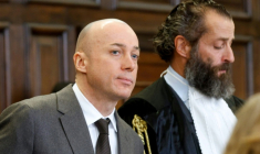 L'ex-commandant de l'armée ukrainienne, Serguiï K. se tient à côté de son avocat, Nicola Canestrini, avant le début de son procès pour le sabotage des gazoducs Nord Stream, à Hambourg (Nord), le 14 octobre 2026 ( POOL / Markus Scholz )