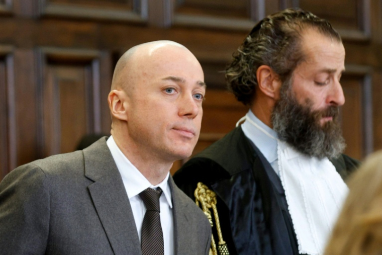 L'ex-commandant de l'armée ukrainienne, Serguiï K. (g) aux côtés de son avocat, Nicola Canestrini, avant le début de son procès pour le sabotage des gazoducs Nord Stream, à Hambourg, le 14 octobre 2026 dans le nord de l'Allemagne ( POOL / Markus Scholz )