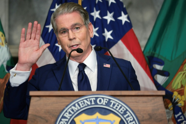 Le ministre américain des Finances, Scott Bessent, fait un signe aux journalistes après avoir annoncé une nouvelle série de sanctions contre l'Iran, le 24 août 2026, à Washington ( GETTY IMAGES NORTH AMERICA / CHIP SOMODEVILLA )