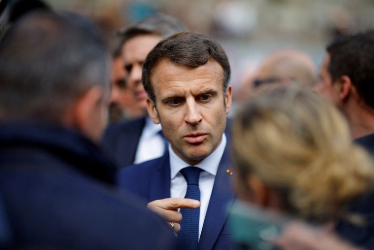 MACRON TENTE UNE INFLEXION À GAUCHE POUR MIEUX CONTRER LE PEN
