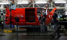 Photo d'archives: Des employés travaillent à l'usine automobile de Renault à Sandouville